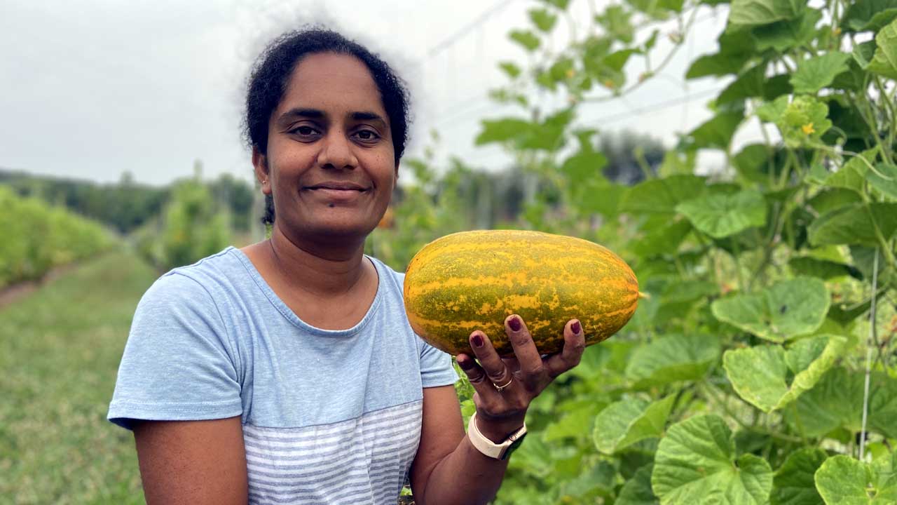 అమెరికా వ‌ర్జీనియాలో వ్య‌వ‌సాయం చేస్తున్న తెలంగాణ మ‌హిళ‌