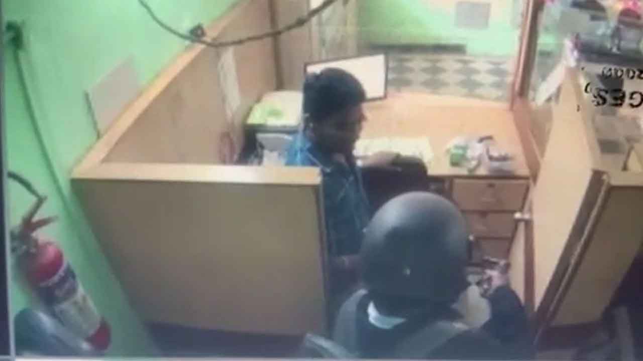 అనకాపల్లి బ్యాంకులో దొంగలు పడ్డారు..