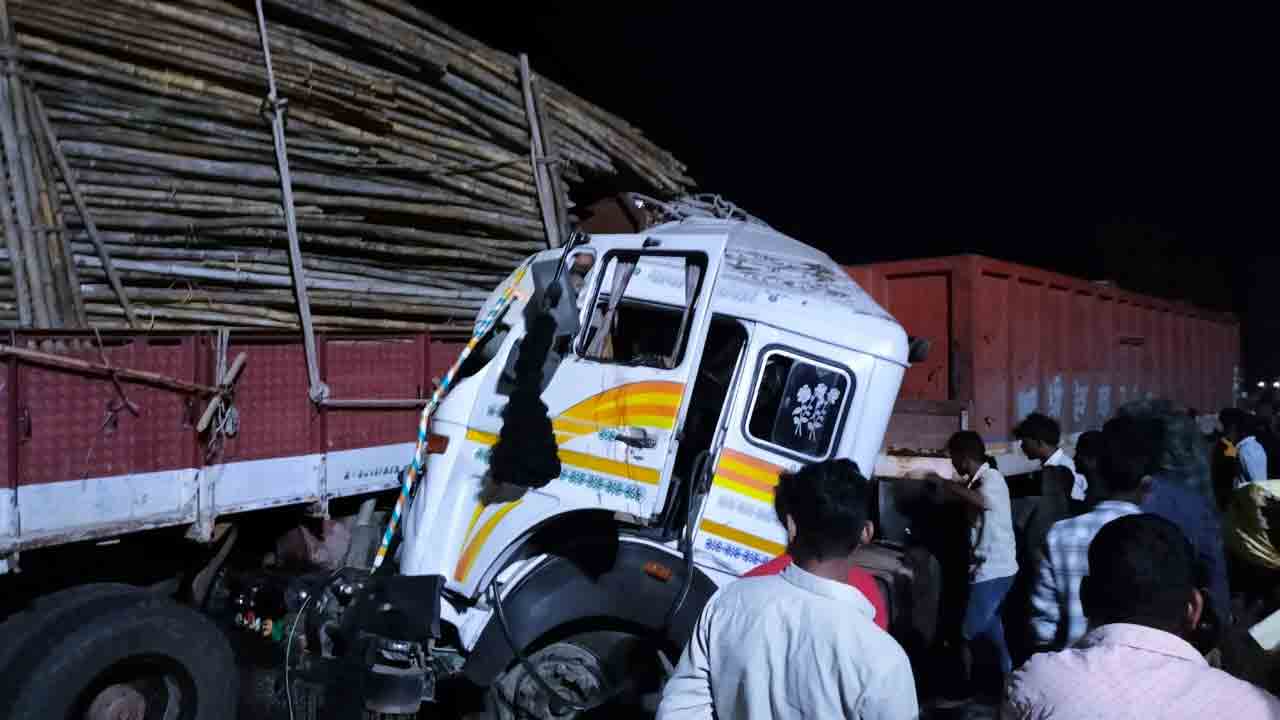 వరంగల్‌-ఖమ్మం హైవేపే రెండు లారీలు ఢీ.. డ్రైవర్‌ మృతి