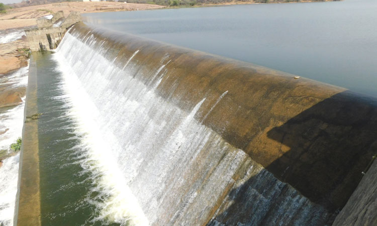 మండుటెండల్లో మత్తళ్లు