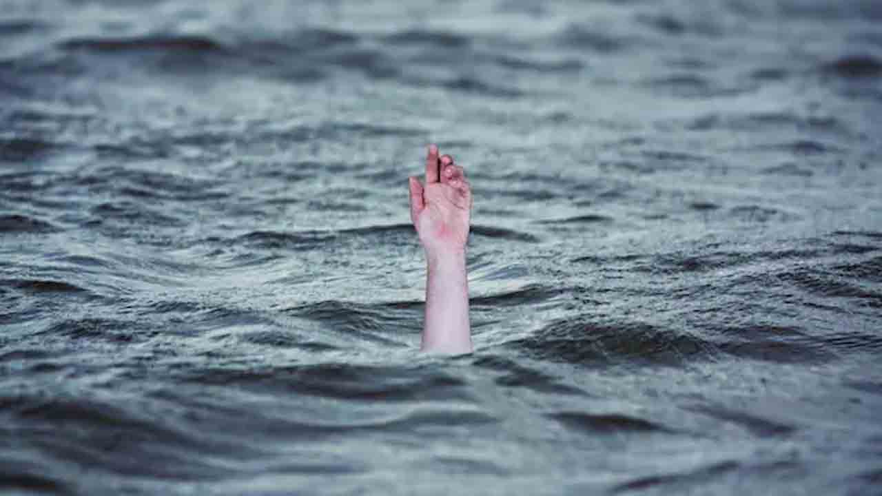 బ‌ల‌వ‌న్మ‌ర‌ణం : బ్రిడ్జిపై నుంచి న‌దిలో దూకిన మ‌హిళ‌!