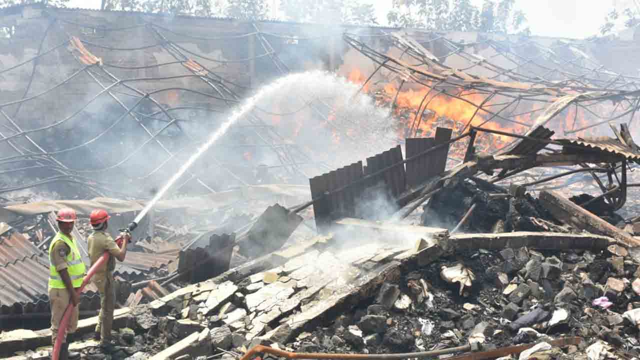 టెస్కో గోదాంలో అదుపులోకి రాని మంటలు..శ్రమిస్తున్న అగ్నిమాపక సిబ్బంది