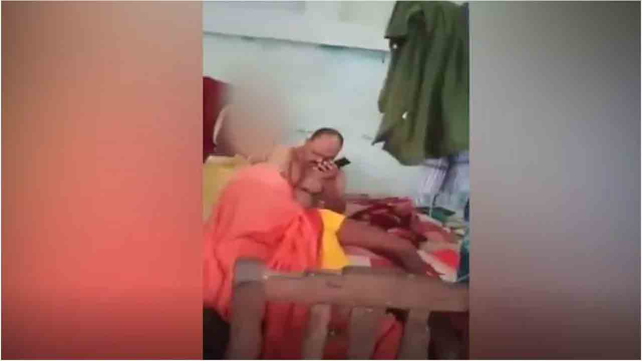 వైర‌ల్ వీడియో | పోలీస్ స్టేష‌న్‌లో మ‌హిళ‌తో మ‌సాజ్..అధికారిపై వేటు!