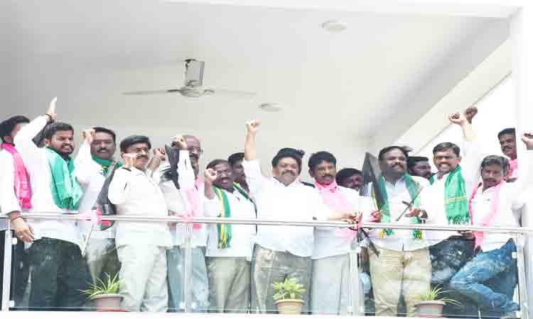 ఇండ్లపై నల్లజెండాలు ఎగురవేత