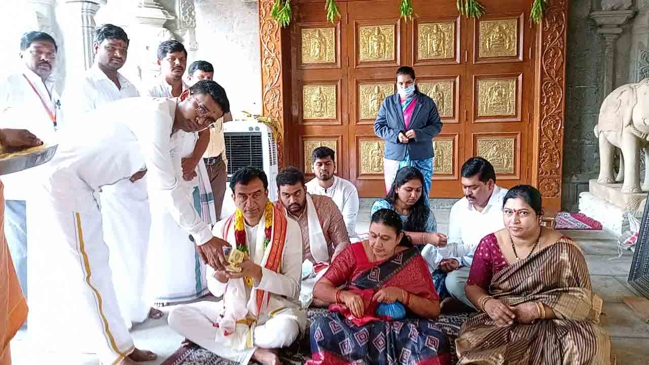 యాదాద్రీశుని సేవలో హైకోర్టు న్యాయమూర్తి జస్టిస్‌ సంతోష్‌ రెడ్డి