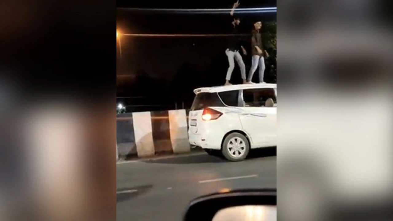 కదులుతున్న కారు టాప్‌పై యువకుల డ్యాన్స్‌.. రూ.20 వేలు ఫైన్‌ వేసిన పోలీసులు