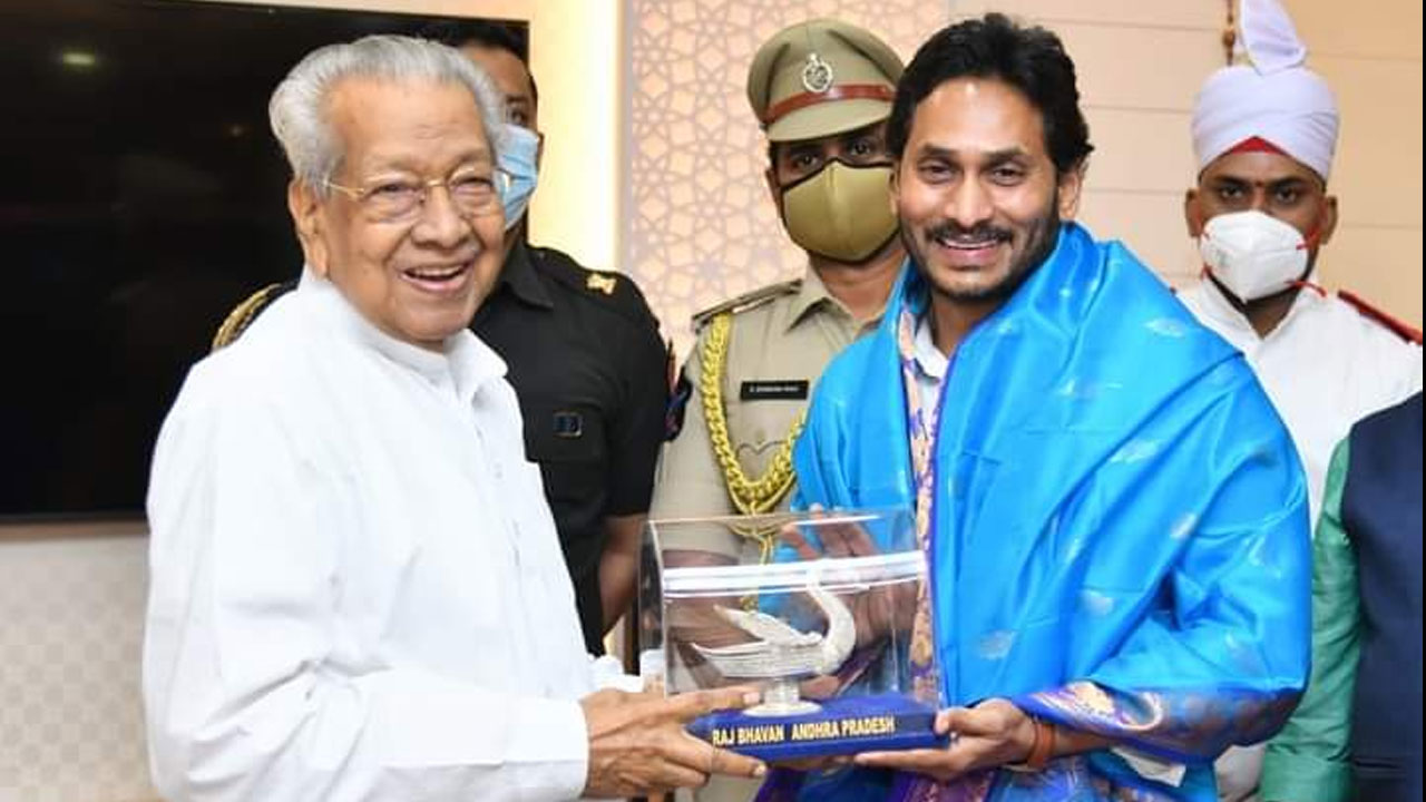 ఏపీ గ‌వ‌ర్న‌ర్ విశ్వ‌భూష‌ణ్‌తో భేటీ అయిన ఏపీ సీఎం జ‌గ‌న్