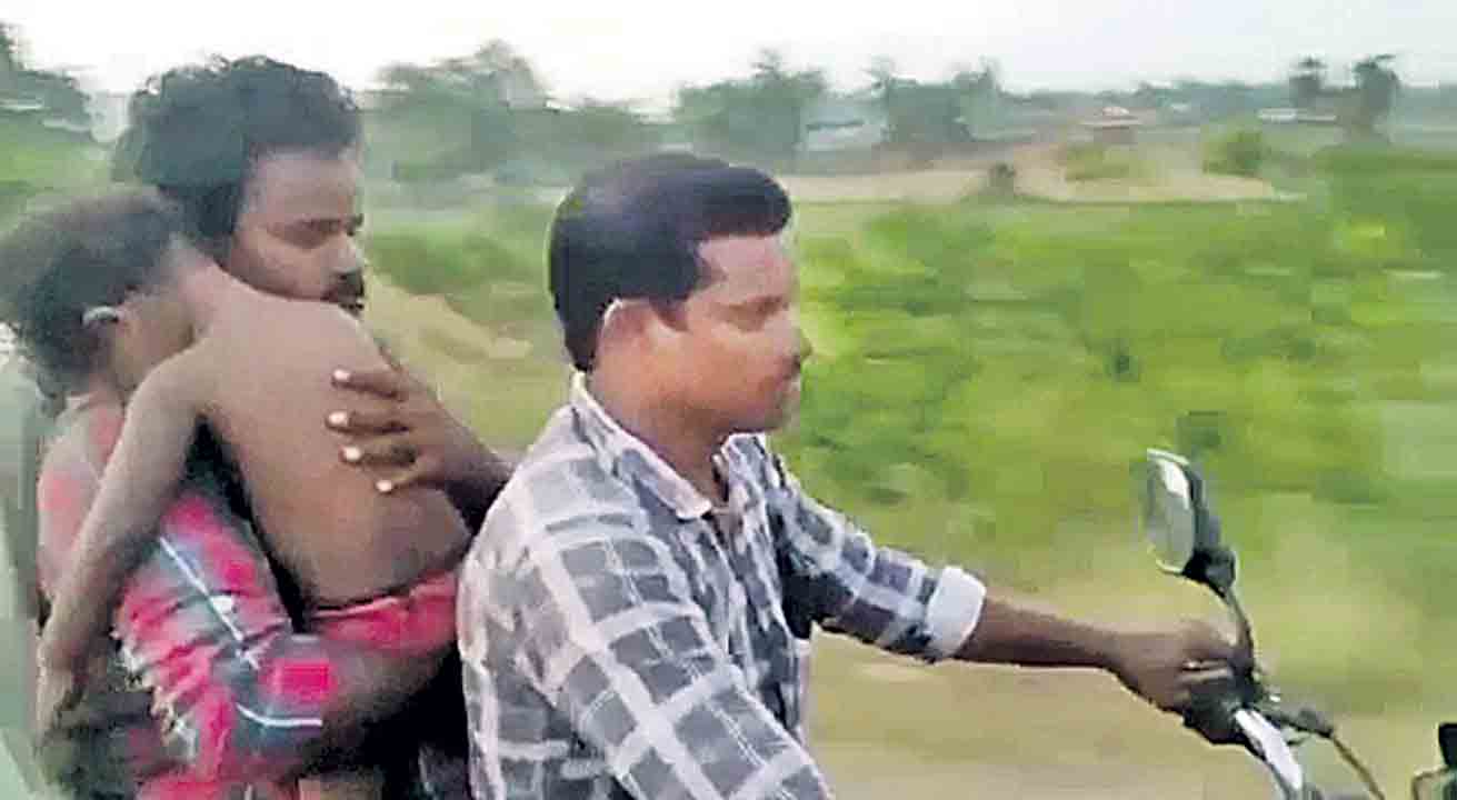 బైక్‌పై కూతురి మృతదేహంతో స్వగ్రామానికి