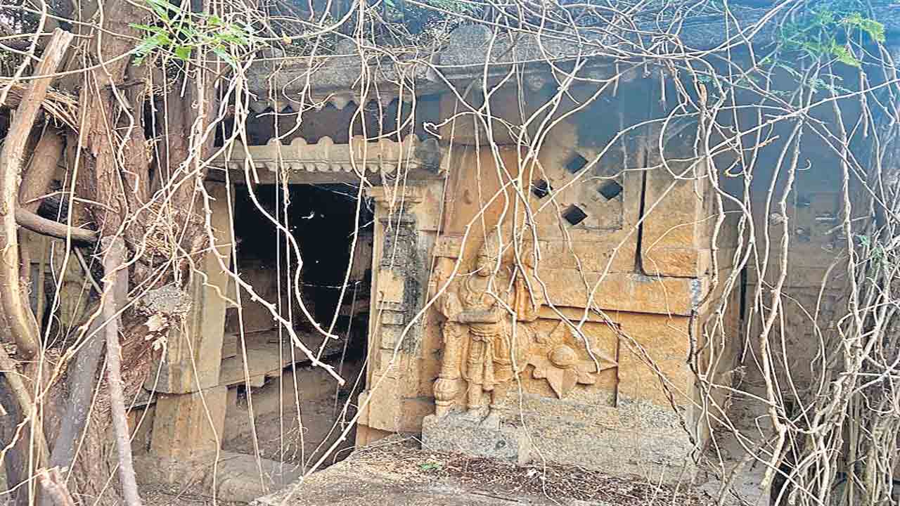 శిథిలావస్థలో కూసుమంచి శివాలయం