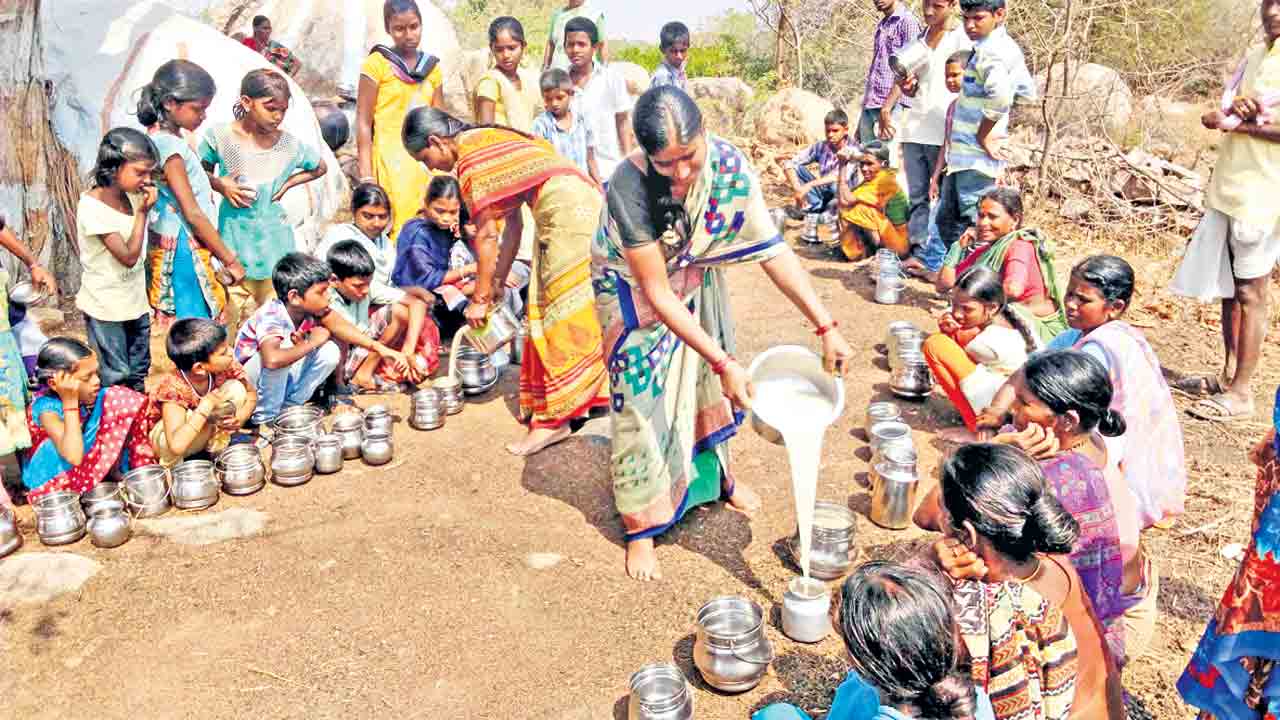 దాహం తీరుస్తున్న అంబలి కేంద్రం