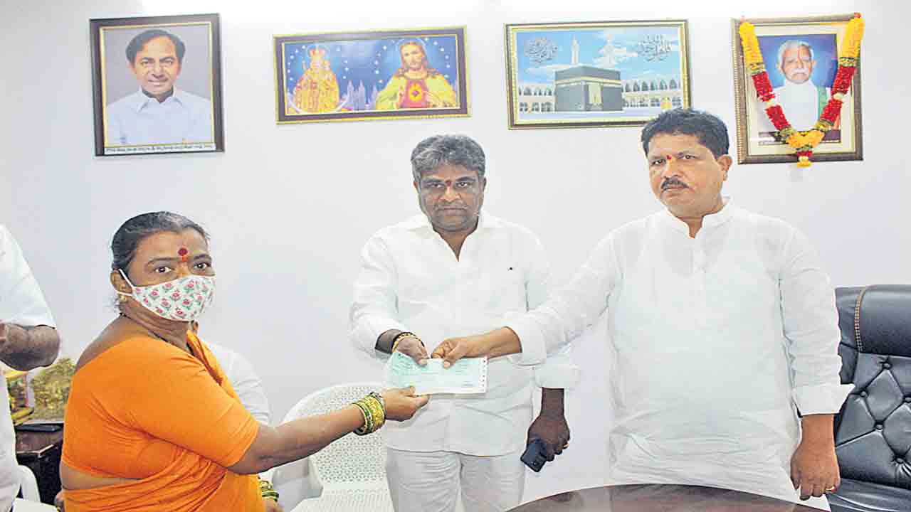 పేదింటి ఆడ్డబిడ్డలకు పెద్దన్న కేసీఆర్