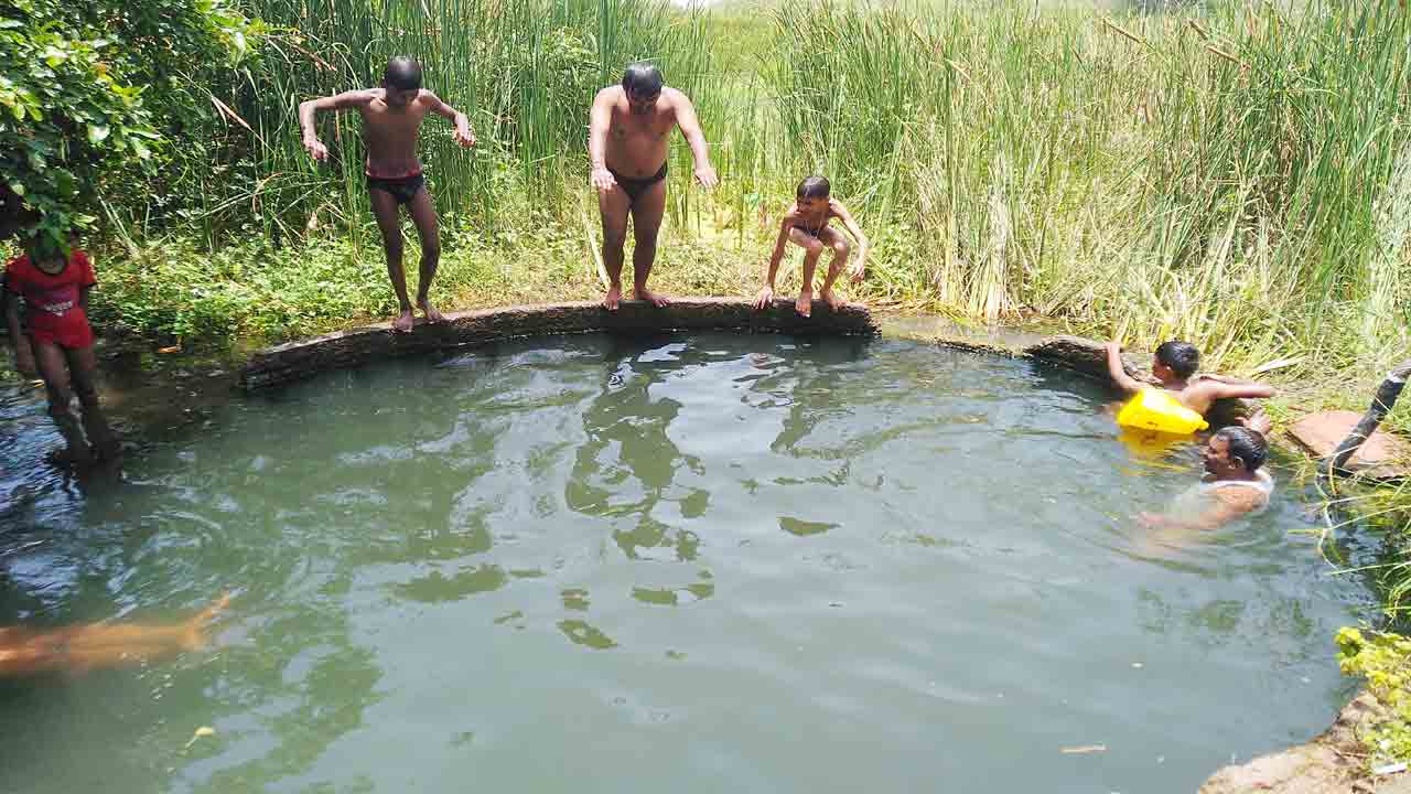 నిండు బావిలో ఈత.. యువత కేరింత..