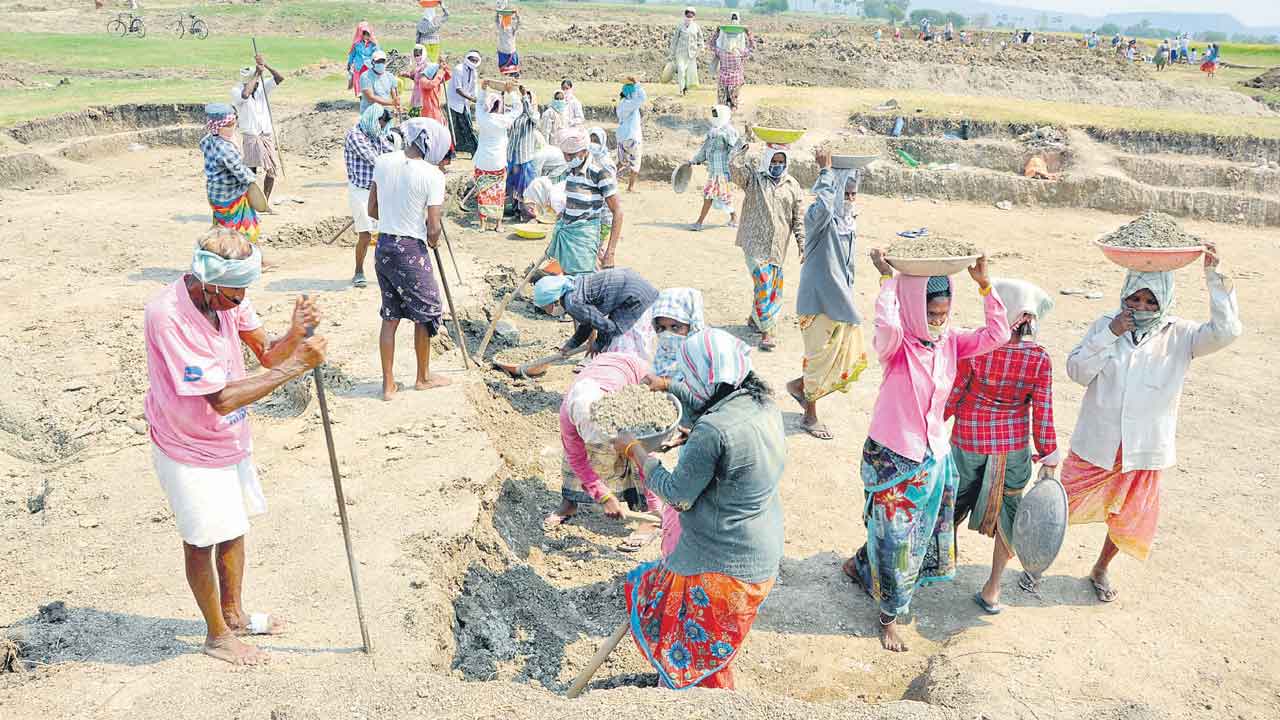పెరిగిన కూలి..మెరుగైన ఉపాధి