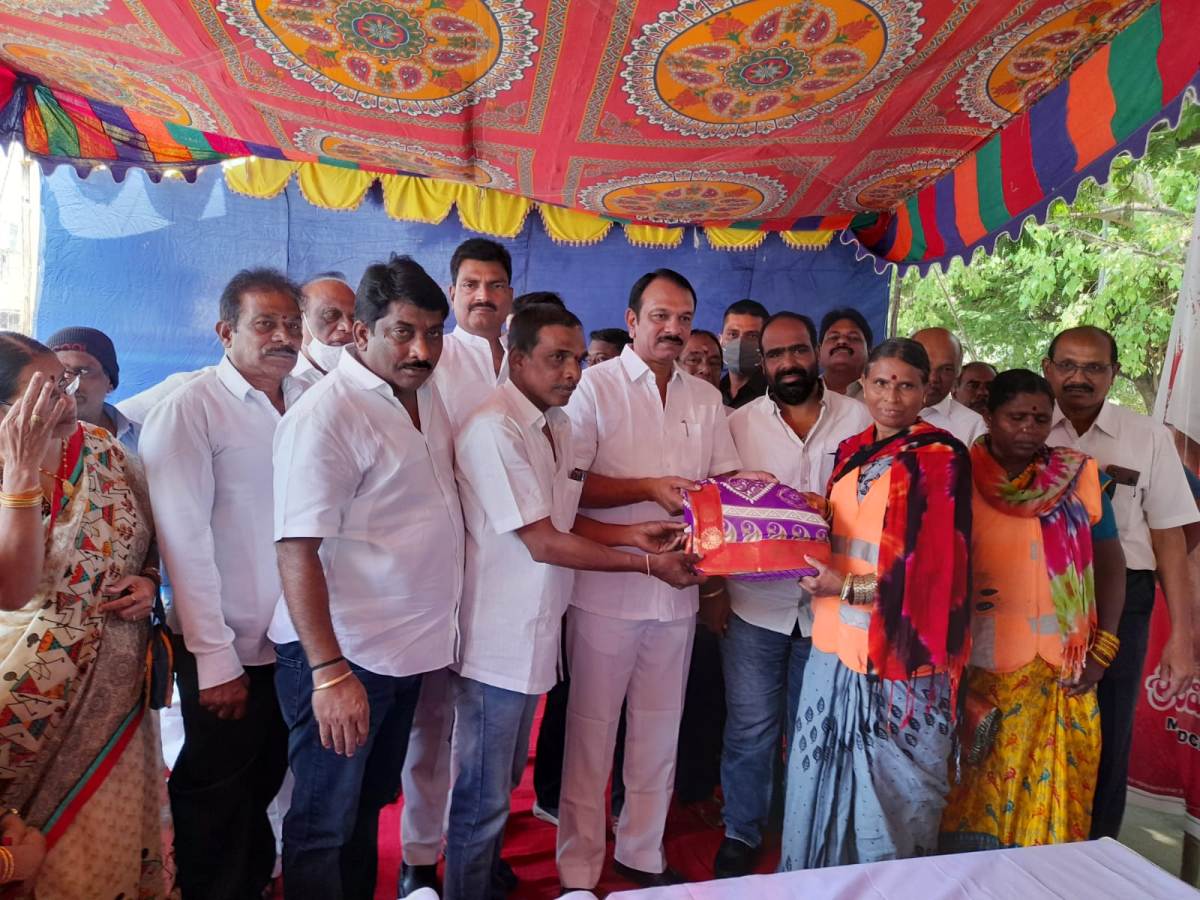 Labor laws are the result of struggles and sacrifices |పోరాటాలు త్యాగాలే ఫ‌లిత‌మే కార్మిక చ‌ట్టాలు : ఎల్బీనగర్‌ ఎమ్మెల్యే దేవిరెడ్డి సుధీర్‌రెడ్డి