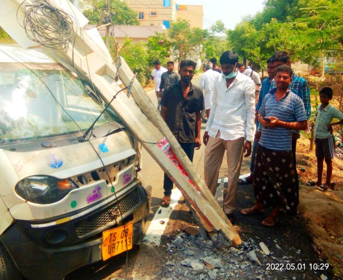 Road accident | రోడ్డు ప్రమాదంలో డైవర్‌కు గాయాలు