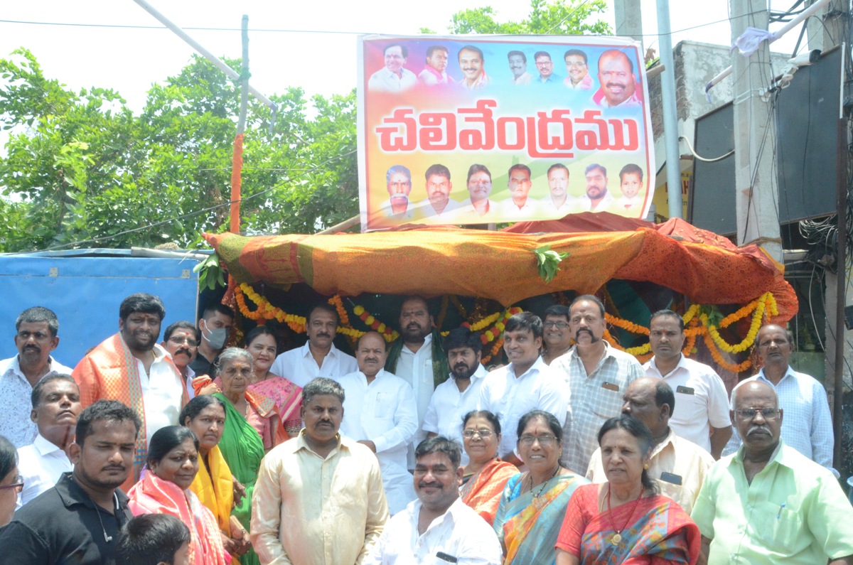 Chalivendras help to quench the thirst | దాహార్తిని తీర్చేందుకు చలివేంద్రాలు దోహదం చేస్తాయి : ఎమ్మెల్యే దేవిరెడ్డి సుధీర్‌రెడ్డి