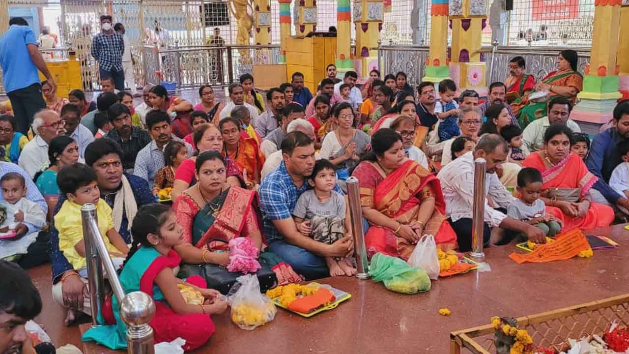 బాసరలో భక్తుల రద్దీ