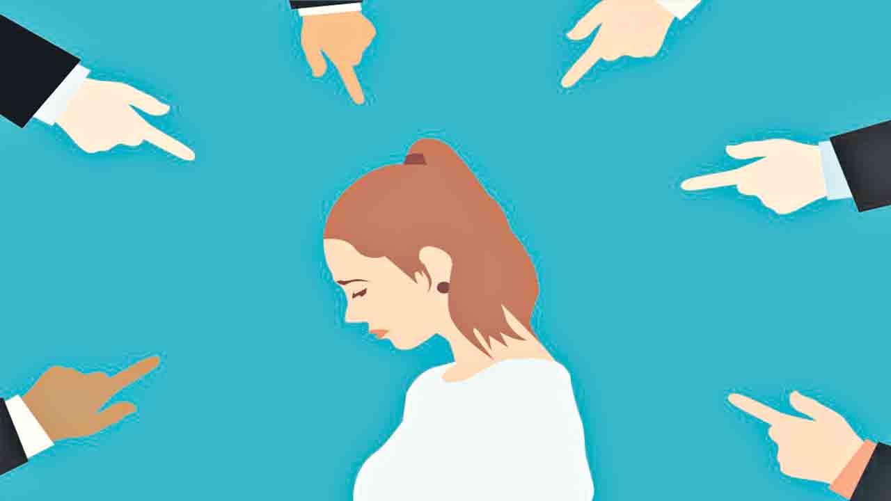 ఆమెను ఆదుకునేదెవరు?