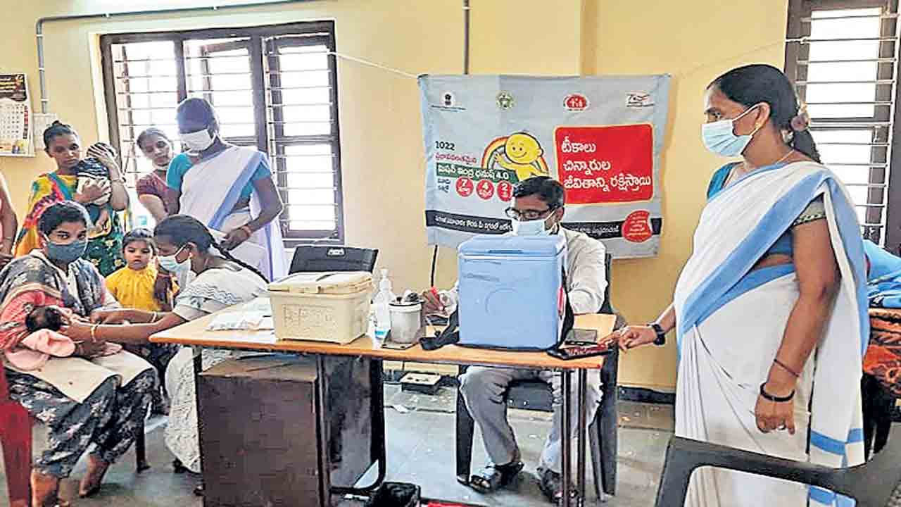 చిన్నారులకు టీకాలు వేయించండి