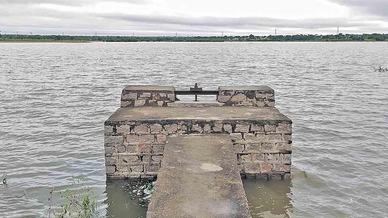 మండుటెండలో.. చెరువు నిండుగా..