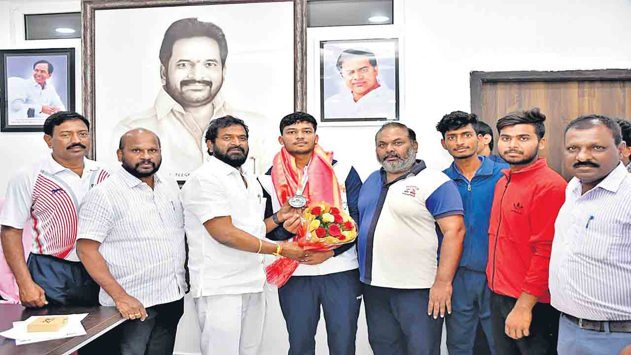 గణేశ్కు మంత్రి అభినందన