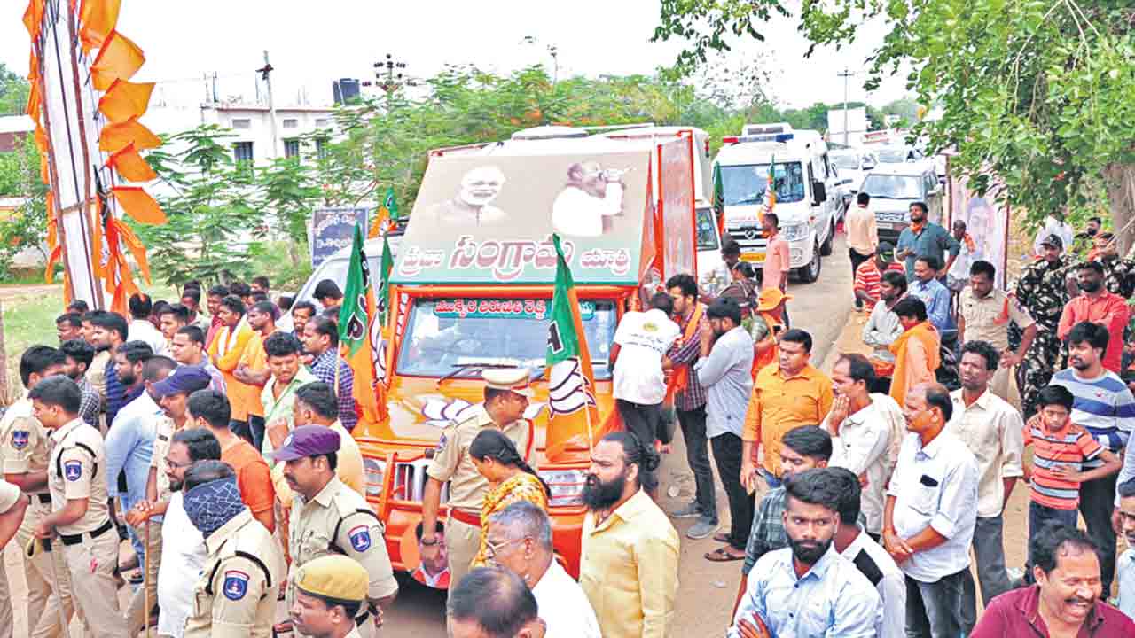 ‘బండి’ యాత్రకు నిరసనల స్వాగతం