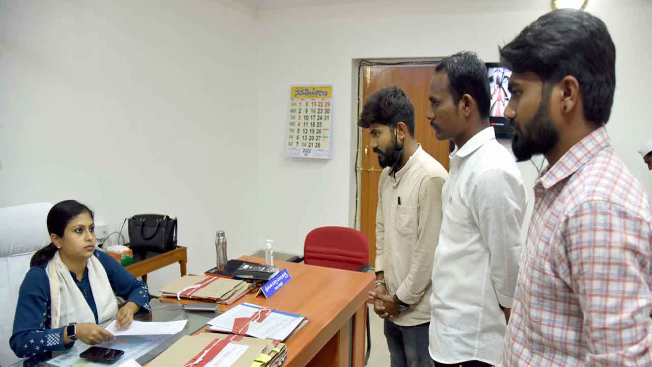 పట్టుదలతో ఉద్యోగం సాధించాలి