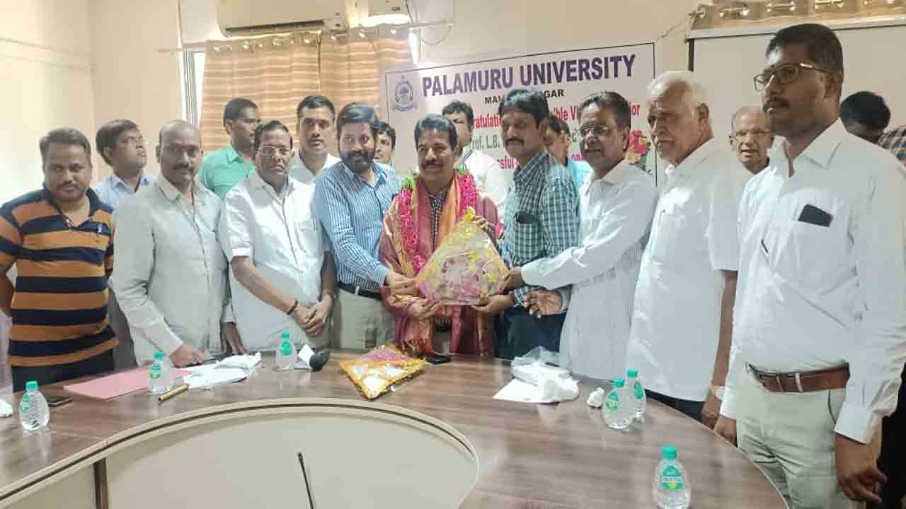 అందరి సహకారంతోనే పీయూ అభివృద్ధి