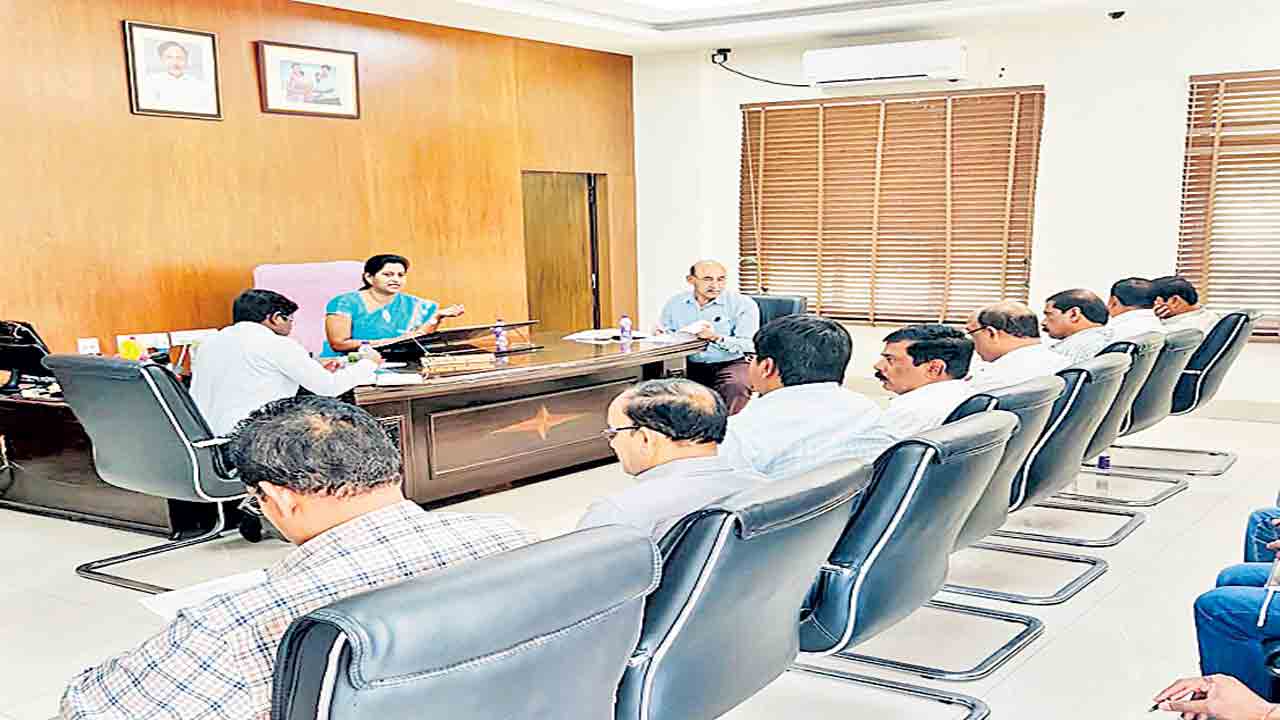 అధికారులు క్షేత్రస్థాయిలో పర్యటించాలి