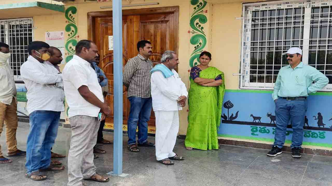 ధాన్యం కొనుగోళ్లలో వేగం పెంచాలి