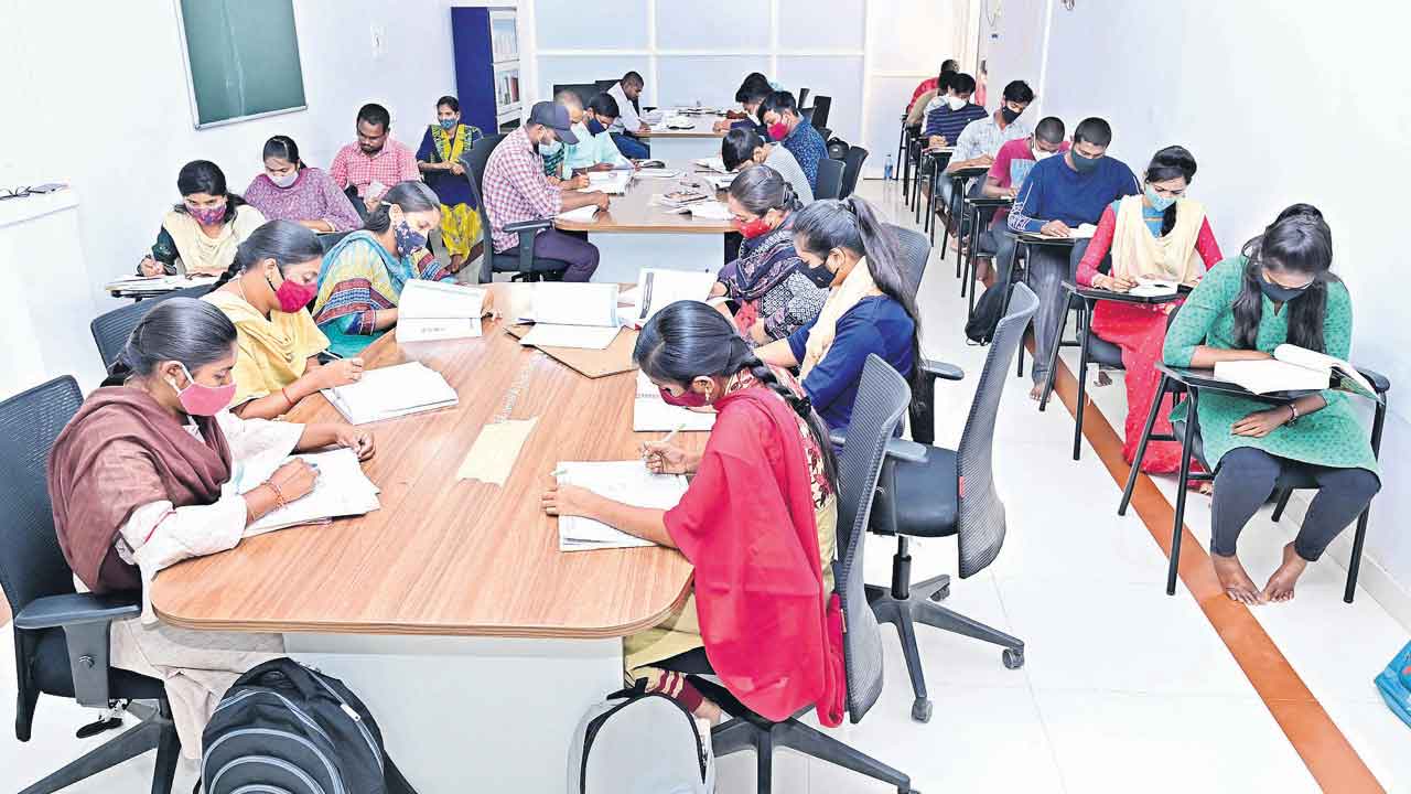 కొలువుల కోలాహలం మొదలు..