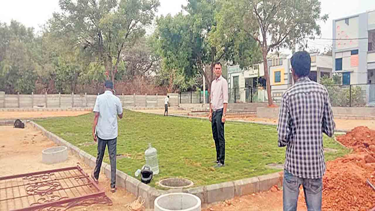 సర్వాంగ సుందరంగా పార్కులు