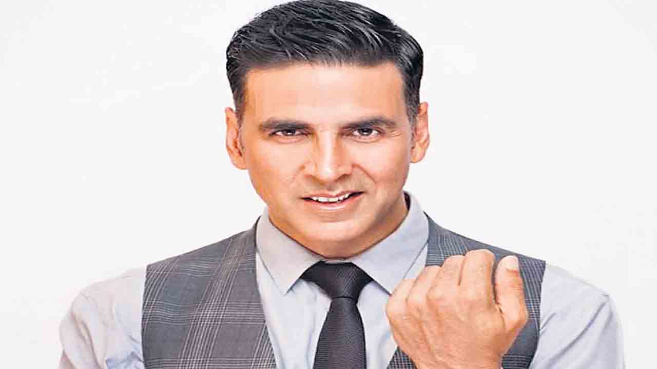 ఇబ్బంది పెట్టిన మహిళా అభిమాని