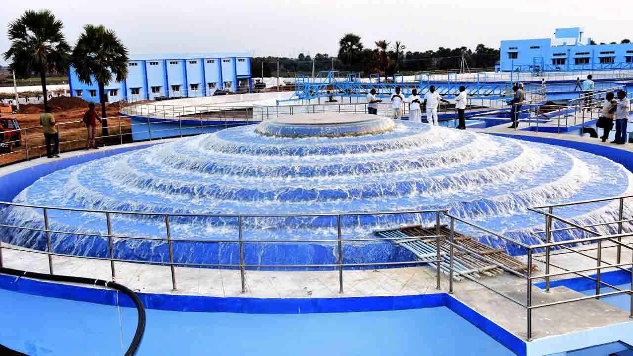 నిండు వేసవిలో జలధారాలు