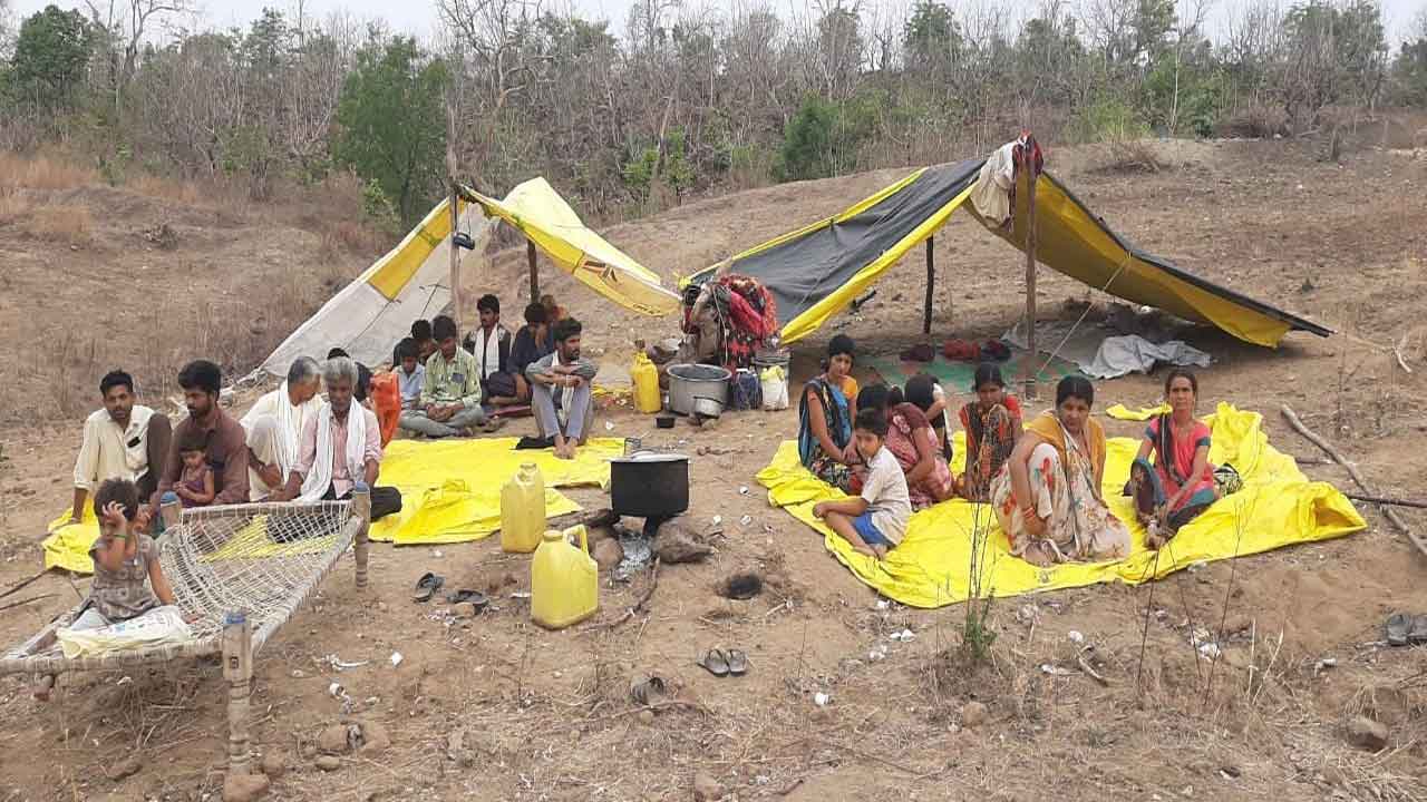 ప్రాణభయం.. పొలంలో నివాసం