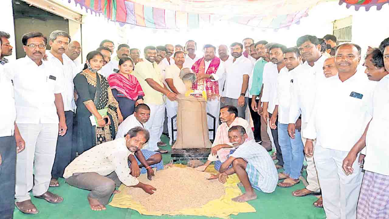 రైతులను ఆదుకోవడమే సీఎం లక్ష్యం