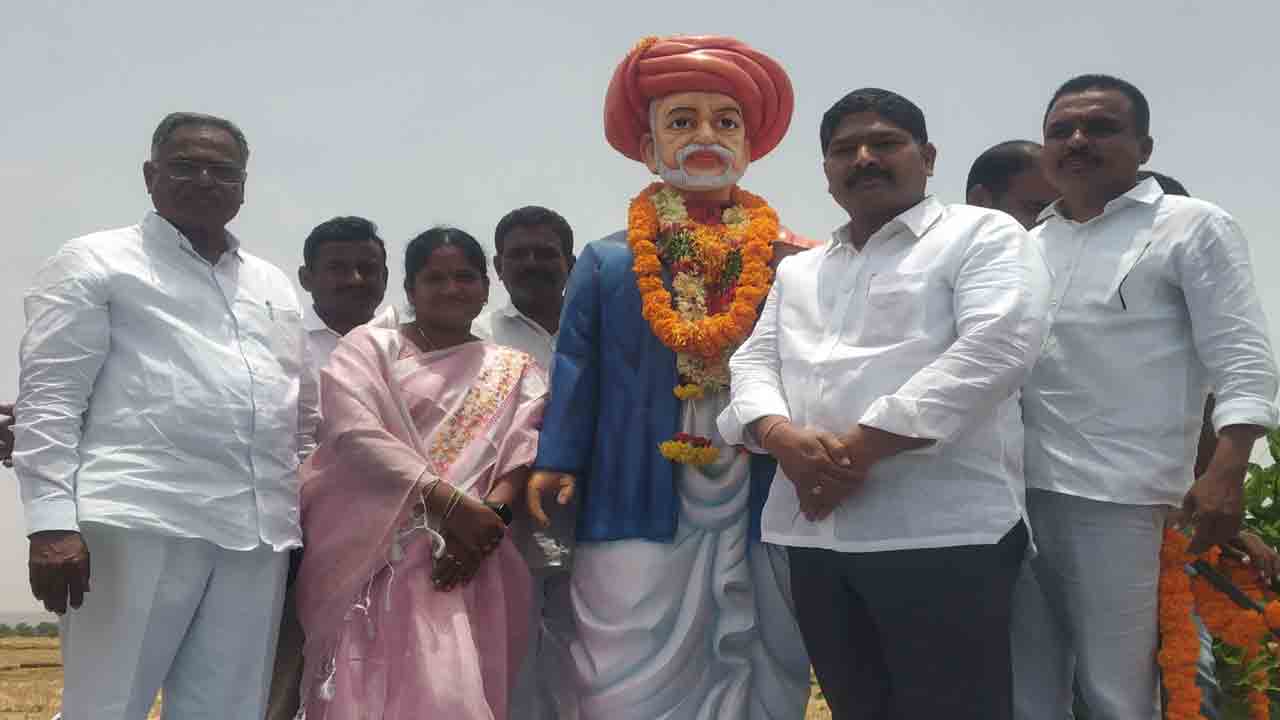 యువత ఫూలే బాటలో నడవాలి