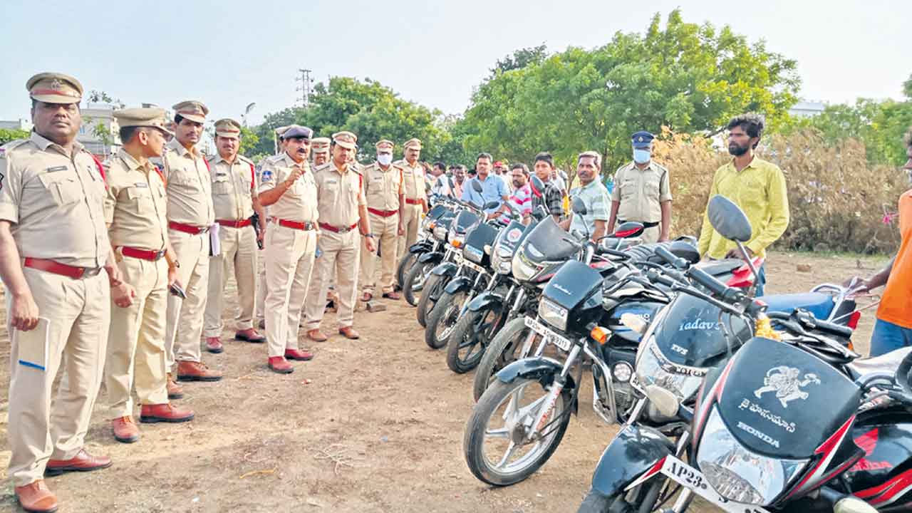 ఆన్‌లైన్‌ మోసాలతో జాగ్రత్త