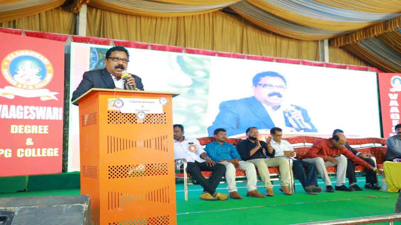 విద్యార్థులు కొత్త కోర్సులపై దృష్టి సారించాలి