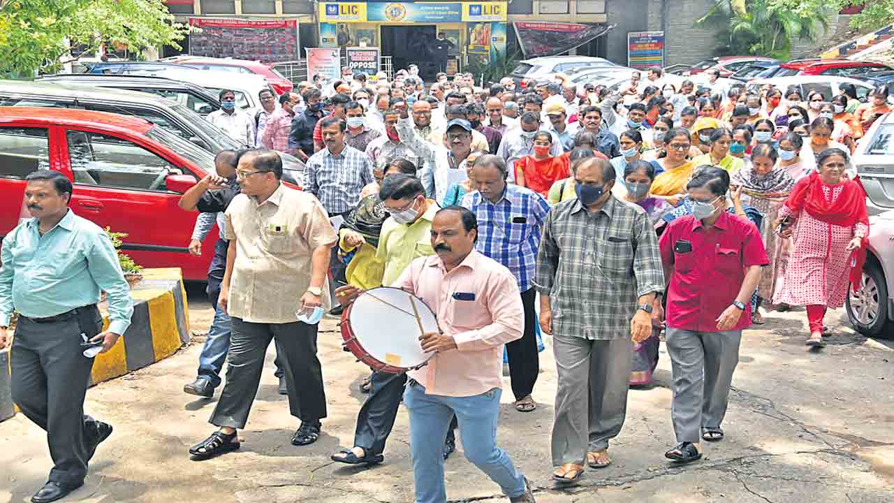 పాలసీదారుల జోరు