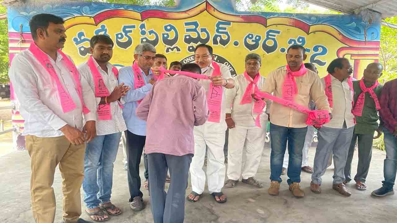 కార్మికులను మభ్యపెట్టే ప్రయత్నం