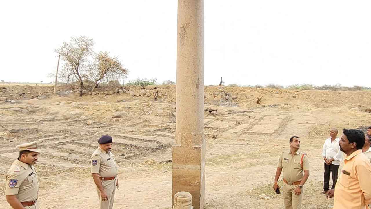 బాసరలో పురాతన దీప స్తంభం ధ్వంసం