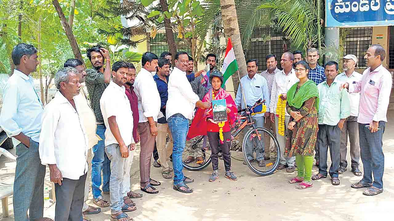 రసాయన ఎరువులు వాడొద్దని బాలిక సైకిల్‌ యాత్ర