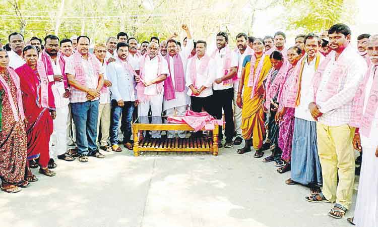 బీజేపీ నాయకులపై తిరగబడ్డ రైతన్న