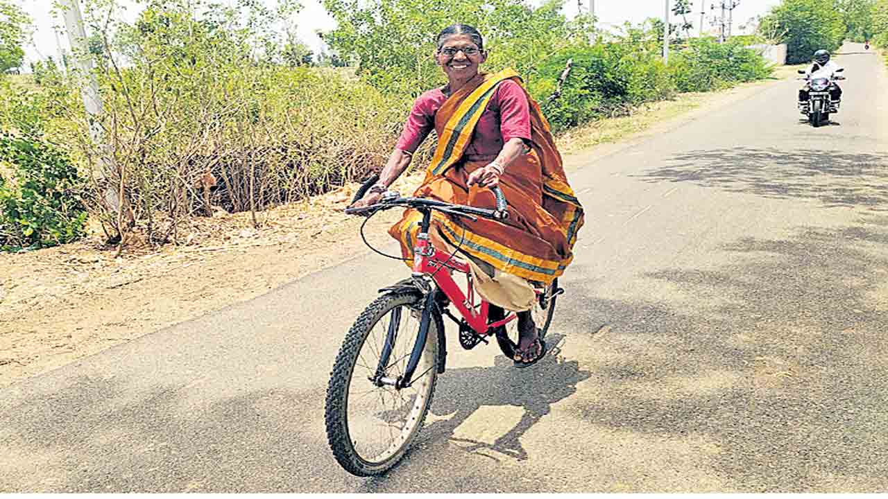 40 ఏండ్లుగా సైకిల్‌ పైనే ప్రయాణిస్తున్న బామ్మ