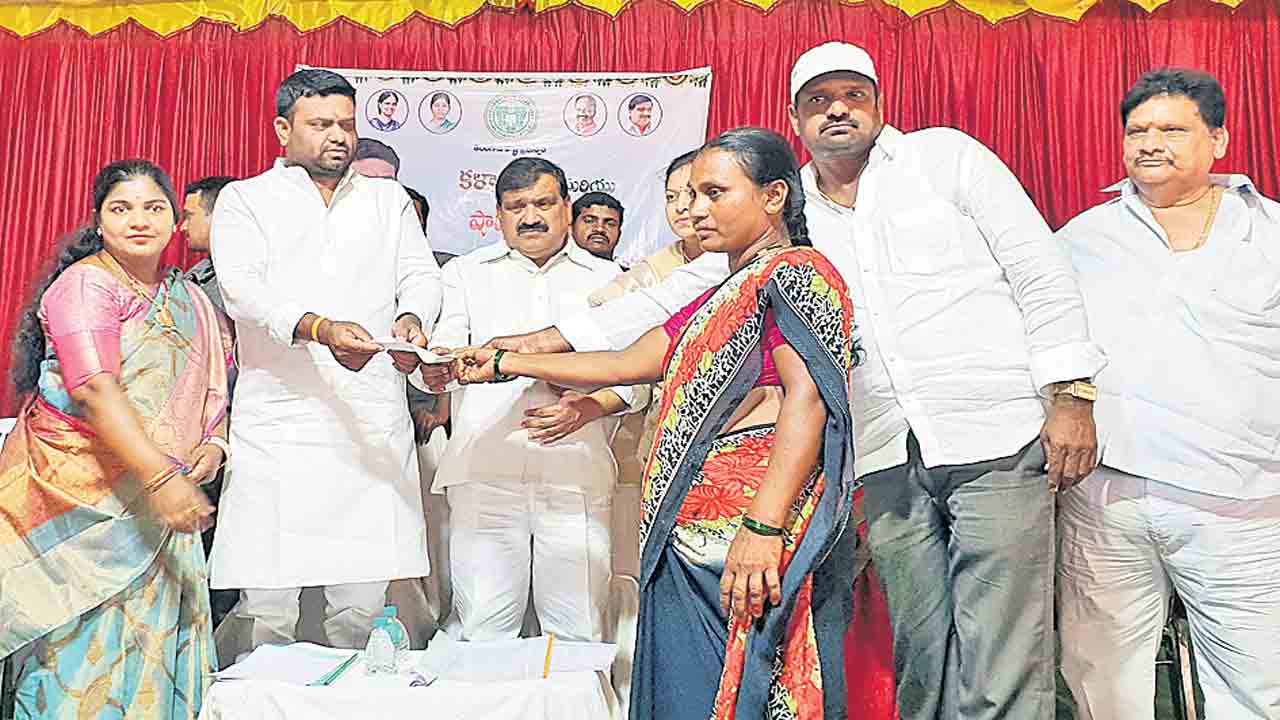 పేదల సంక్షేమమే సర్కార్‌ లక్ష్యం