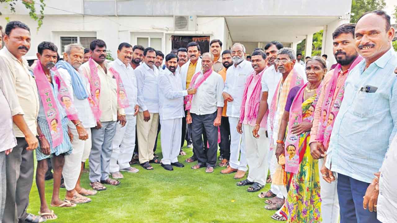 గులాబీ జెండాయే అందరికీ అండ