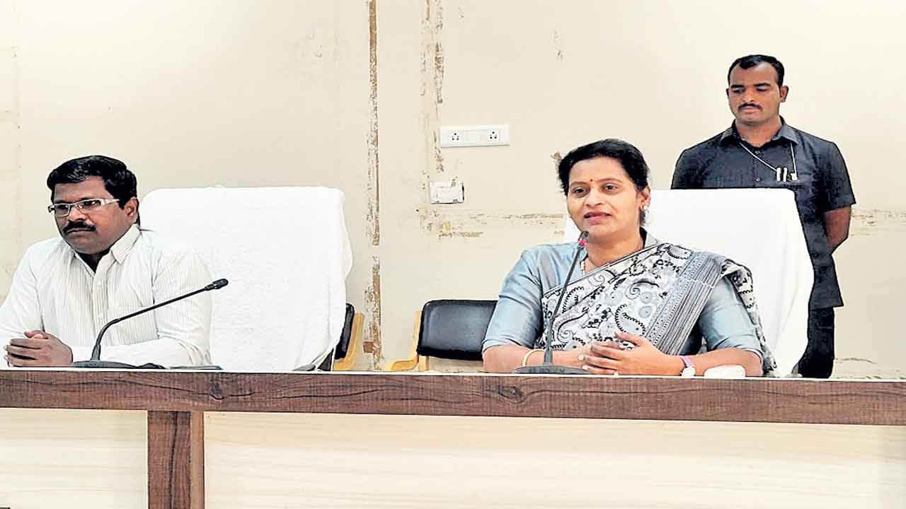 అధికారులు సమన్వయంతో పనిచేయాలి