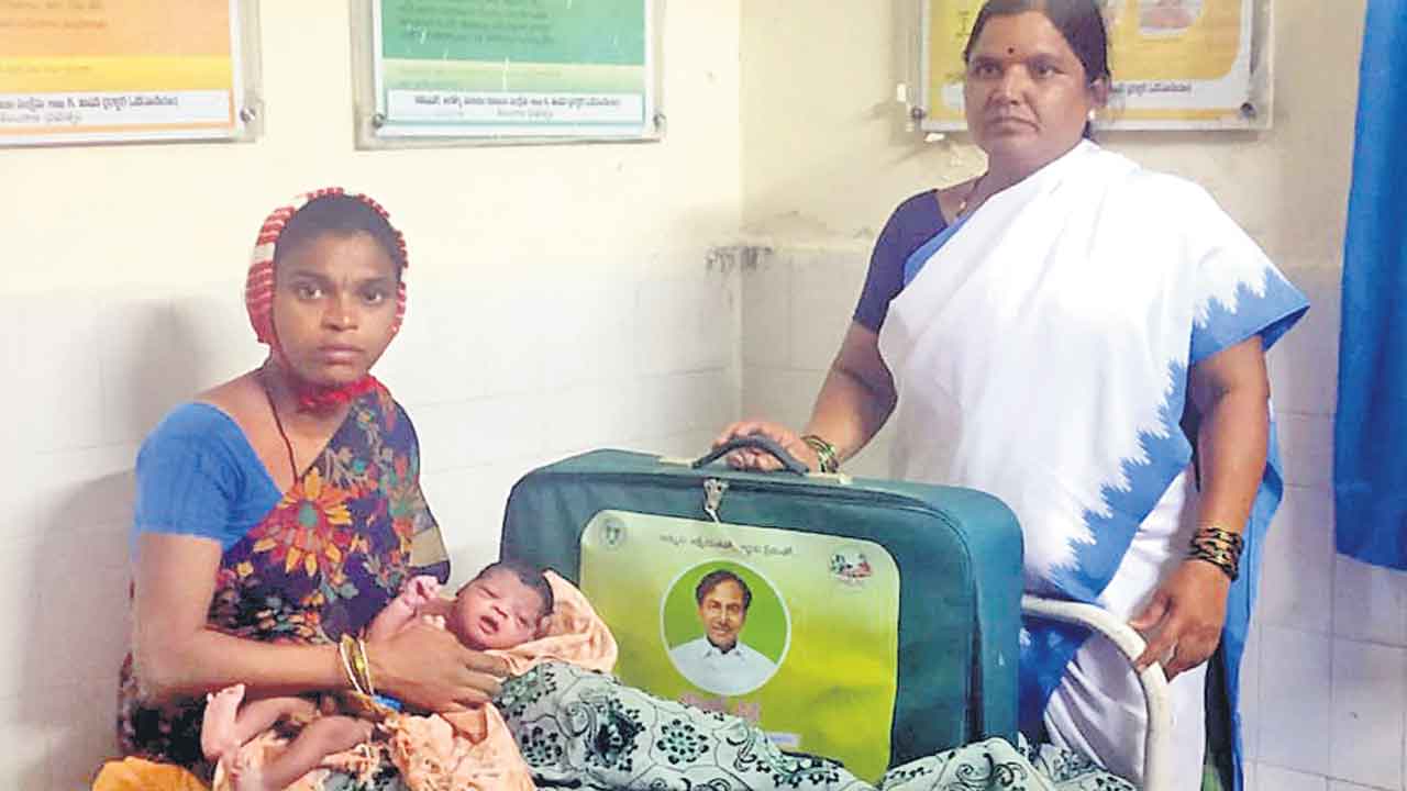 సర్కారు దవాఖానలో సర్పంచ్‌ ప్రసవం