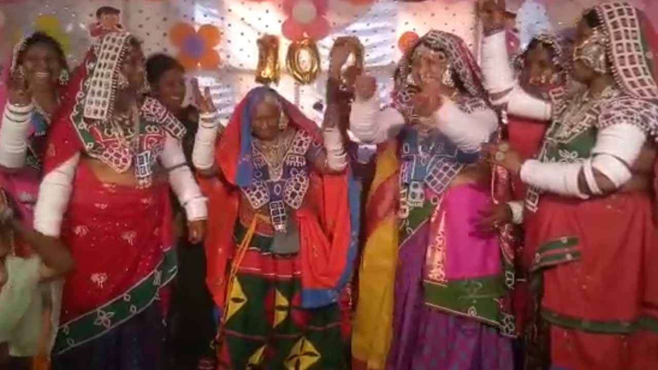 గ్రాండ్‌గా 100వ పుట్టిన‌రోజు.. స్టేజిపై బంజారా నృత్యం చేసిన వృద్ధురాలు